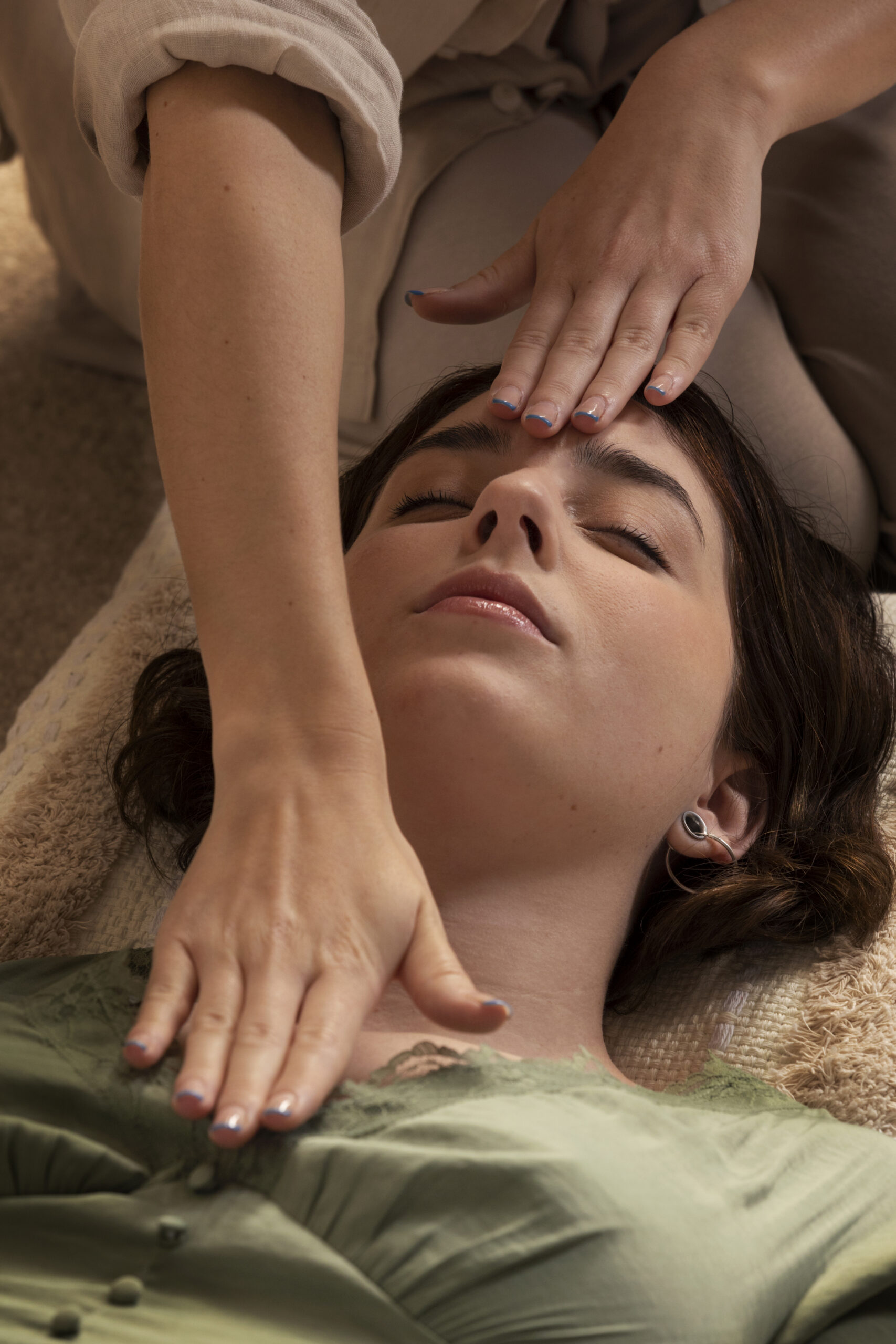 person-conducting-reiki-therapy
